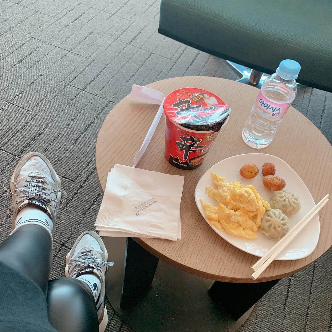 キム・ジュニさんのインスタグラム写真 - (キム・ジュニInstagram)「아침 출장은 정말 느므 힘듭니동😳 두시간자고 못일어날뻔 햇는데 어찌어찌 안늦고 잘 왓네용 졸려죽겠어요😂 오늘 일정 걱정이 태산입니다🤔허허 잘 다녀올께요 🙏🏻」3月17日 7時47分 - evajunie