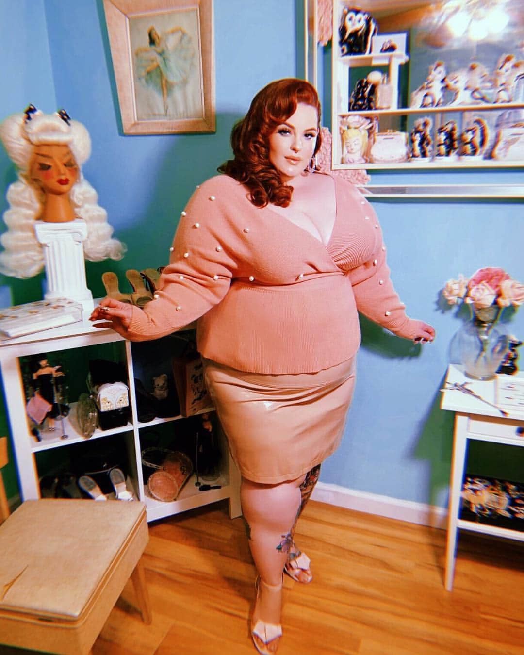 テス・ホリデーさんのインスタグラム写真 - (テス・ホリデーInstagram)「Outfit is @fashionnovacurve, wearing a 3x in both pieces! When I started modeling it was mostly pinup, & I’m throwing it back to my roots with this pose... old school Tess Munster 🤣🙃 How many of y’all have followed me since the beginning?! 💝✨ #ad」3月17日 7時48分 - tessholliday