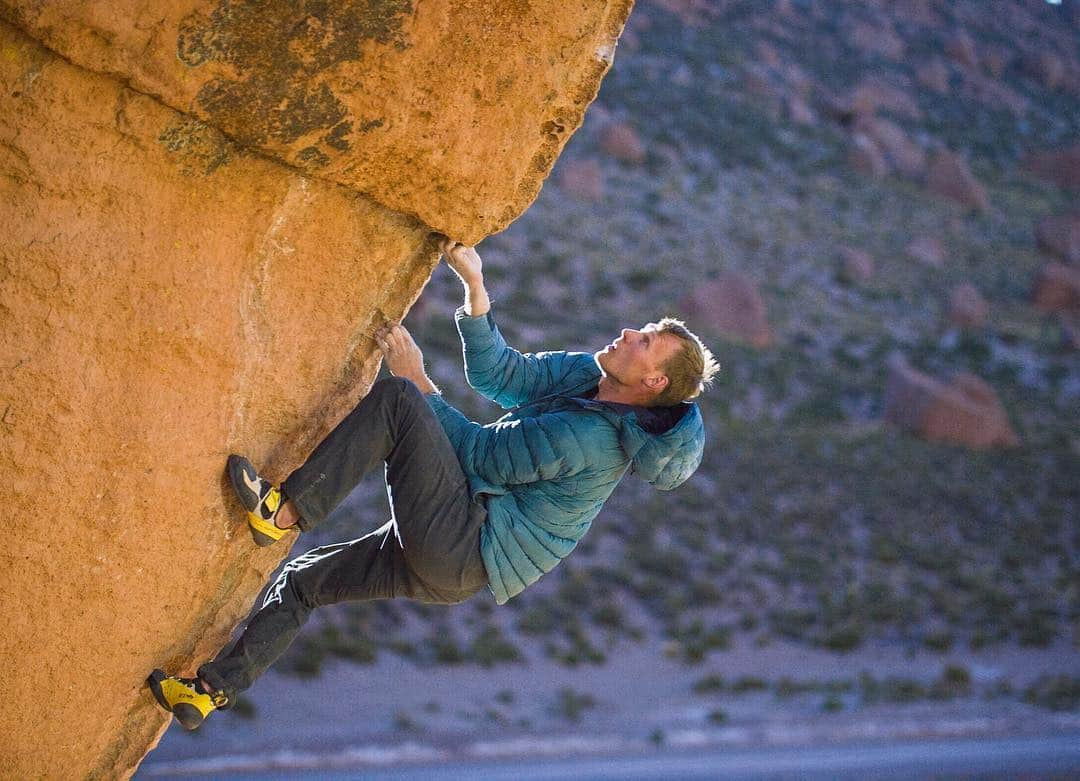 ナーレ・フッカタイバルさんのインスタグラム写真 - (ナーレ・フッカタイバルInstagram)「Tuzgle: altitude + sun + wind + sand = amazing rock climbing and some fun. Screen grab from @mindframecinema. Film in the making, stay tuned! @blackdiamond @lasportivagram」3月17日 7時54分 - nalle_hukkataival