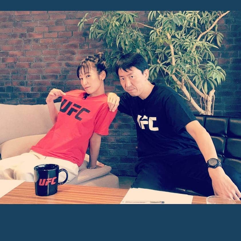 西山茉希さんのインスタグラム写真 - (西山茉希Instagram)「#UFCってなんだ  #youtube配信中 #福田さんと西山さん  #モデル風が浅はかな二人  いつだってTシャツ。 春に感謝できるよ。」3月17日 7時59分 - maki.nshiyama50