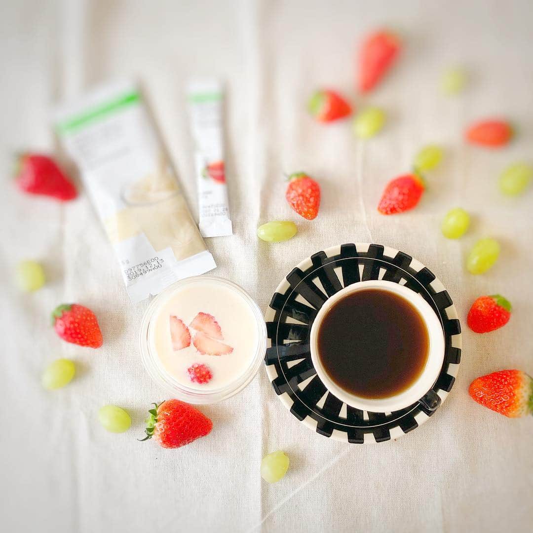 のインスタグラム：「#朝食 🍓 来週からいよいよ旅行に行くので❤︎ #ダイエット 継続中❤︎ 3日間集中お試しダイエットしてみたよ♪ 食事を#プロテインドリンク  置き換え♪  バニラ味ですっごーく美味しいの💗 無脂肪牛乳や豆乳でシェイクし、フルーツをそえると、満腹感もアップ⤴︎♡ 3日間試したけど、下腹ぽっこりがかなりすっきり✨  継続すれば、体質改善、むくみ解消にもすごくよい♡ 栄養バランスがとてもよくて、美味しいから、育ち盛りの子どものおやつにも✨✨ ・ ・ @makiko.421  さんのアカウントを見るとさらにわかりやすいよ♪ 投稿を見た‼︎ でお得な価格でお試しできちゃう❤︎ フォロー様限定無料プレゼントなども定期的にしているみたいなので、ぜひ見てみてね♡ ＊ ＊ #ダイエッター#ダイエットメニュー #ダイエットママ#breakfast #フルーツ#苺#ぶどう #朝#休日の朝ごはん #春休み#旅行に向けて#diet #バニラ味#シェイク#スムージー#teatime」