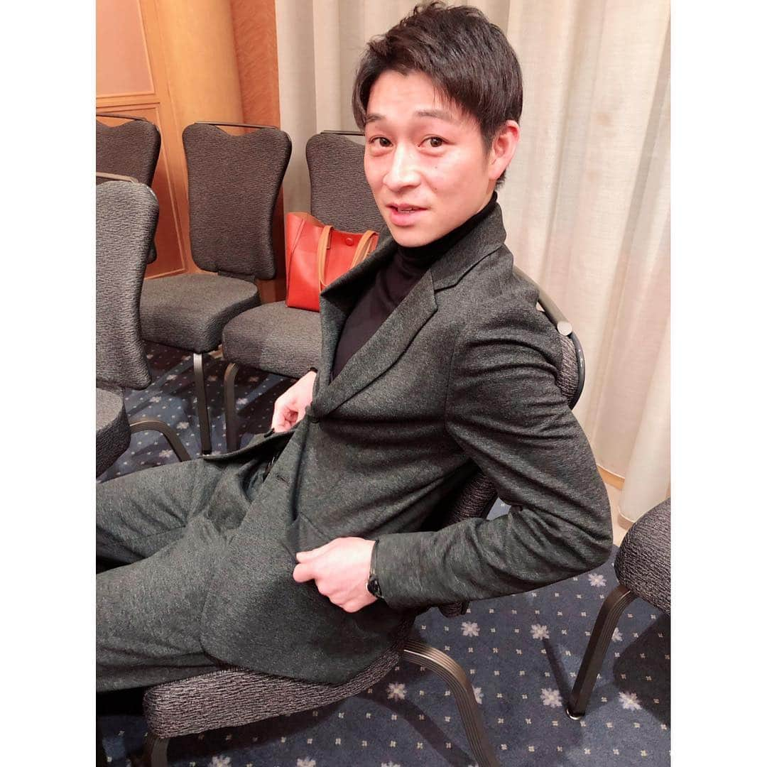 津田麻莉奈さんのインスタグラム写真 - (津田麻莉奈Instagram)「楽天競馬ファン感謝デー🏇💨✨ スペシャルゲストで、なんと！ #的場文男騎手 #御神本訓史騎手 #森泰斗騎手 #繁田健一騎手 #今野忠成騎手 #藤田凌騎手 #岡村健司騎手 #保園翔也騎手 #櫻井光輔騎手 にお越しいただきました✨ 豪華すぎる〜😂😂😂 ⁑ (角度的にお顔が隠れてしまっている方、ごめんなさい) ⁑ トークショーと、会員の皆さまとの写真撮影会📸 長時間にわたってお付き合いいただき、本当にありがとうございました！ ⁑ #御神本さん #純一スタイル #ちなみに靴下は #履いているそうです #競馬 #地方競馬 #南関東 #騎手 #大井 #船橋 #川崎 #浦和 #楽天競馬  #楽天競馬ファン感謝デー #まりなる #津田麻莉奈」3月17日 8時10分 - tsudamarinal