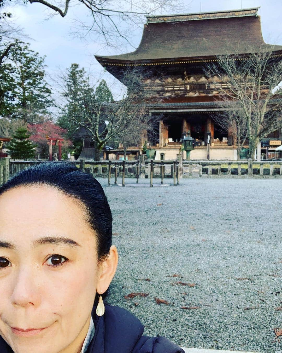 河瀬直美さんのインスタグラム写真 - (河瀬直美Instagram)「金峯山寺にお参りする早朝… 雲海に遭遇する。 なんてあらたかなんだろう。 こんなに美しい自然が目の前に広がる不思議…  千年前の人たちも、ここでこうして愛しいひとを想っていたのだろうか…  #世界遺産 #これから森へ #逢いたい」3月17日 8時05分 - naomi.kawase