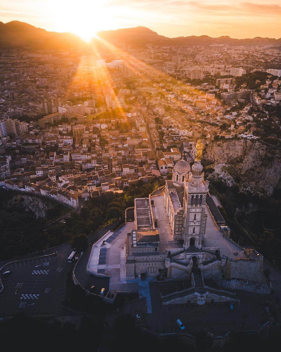 のインスタグラム：「Marseille's magical sunrise is giving us that weekend feeling. Fly there non-stop from Montreal starting this summer aboard @aircanadarouge 📷 @wanderskyy . . Le majestueux lever du soleil au-dessus de Marseille nous donne la fièvre du week-end. Envolez-vous sans escale pour cette destination au départ de Montréal cet été avec @aircanadarouge 📷 @wanderskyy」