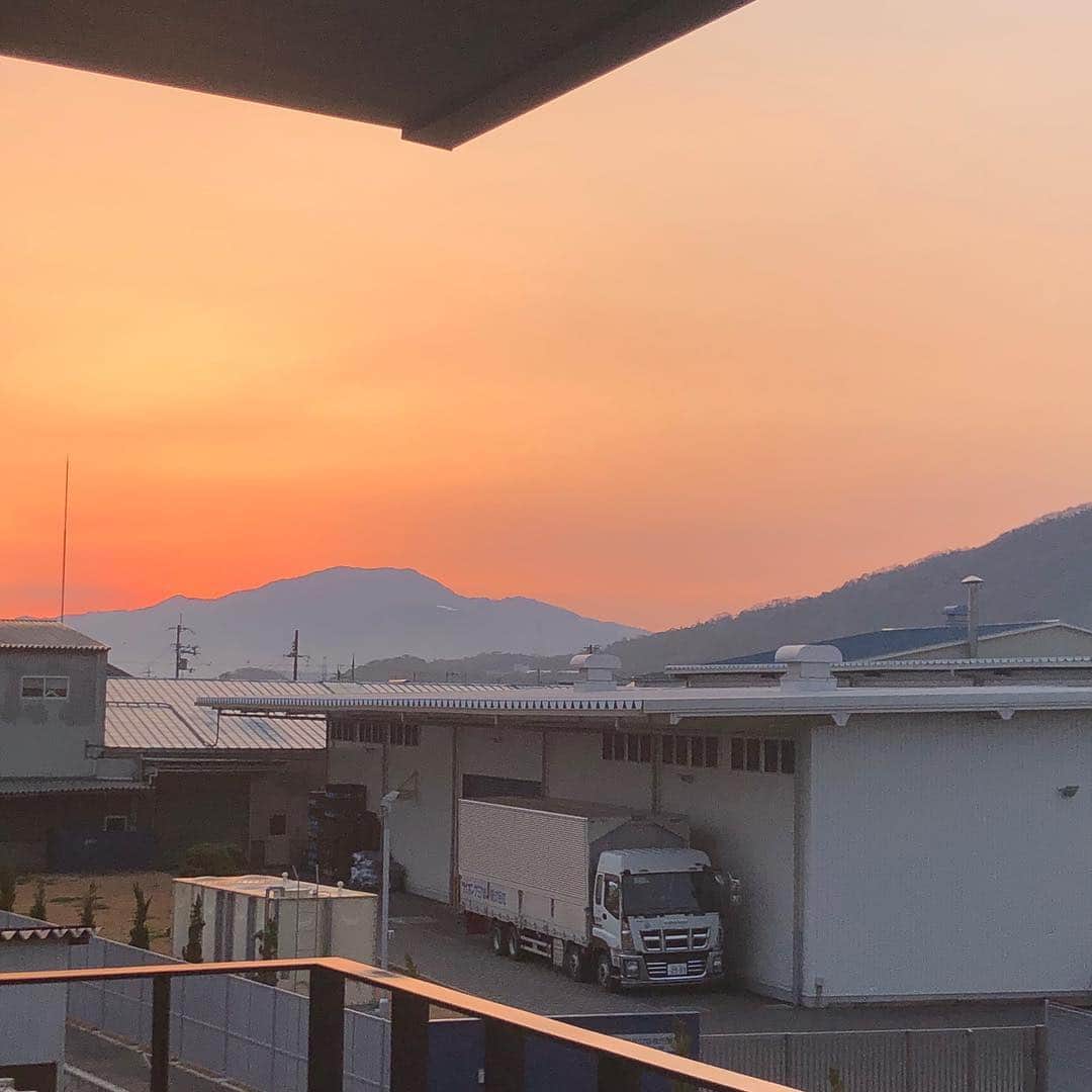 川田裕美さんのインスタグラム写真 - (川田裕美Instagram)「今朝は撮影現場からこんな綺麗な朝焼けが見られました〜✨😊」3月17日 8時09分 - hiromikawata163