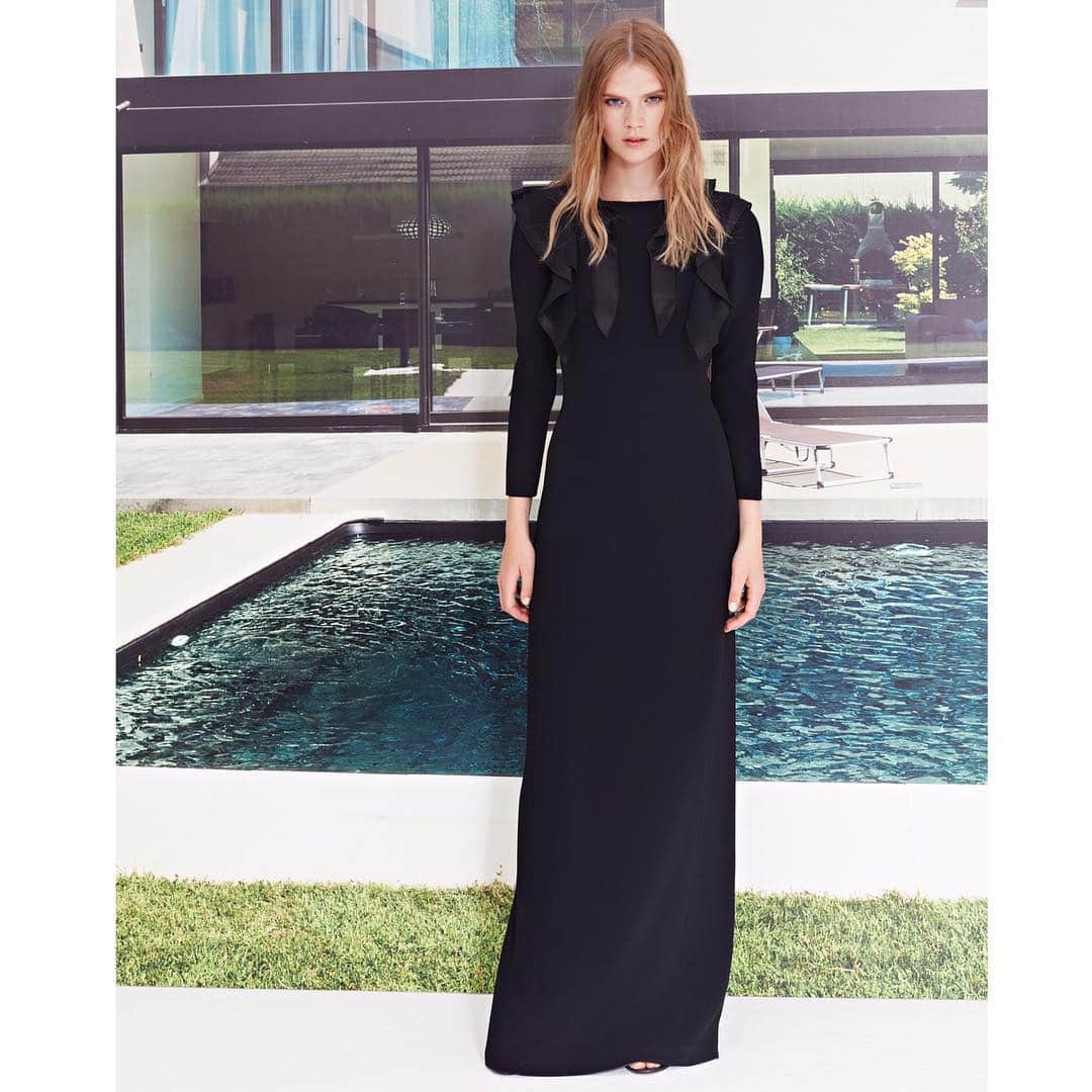 のインスタグラム：「You can never go wrong with a black sophisticated gown for those mystical nights.  #Genny #MadeinItaly #Resort19」