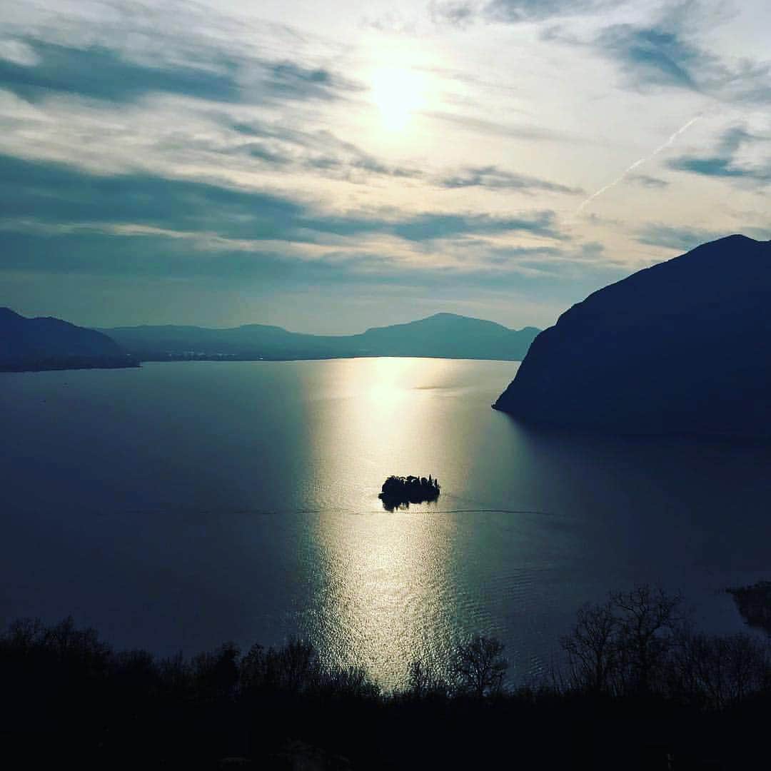 berlucchiwinejpさんのインスタグラム写真 - (berlucchiwinejpInstagram)「Buongiorno イゼオ湖より  イタリア北部湖水地方。東端にあるのがイゼオ湖で、フランチャコルタはその南岸に馬蹄の形に広がっています。  #repost  @laura_andmore  #自然  #湖 #イタリア #lakeiseo #nature #franciacorta #berlucchiwine」3月17日 8時18分 - berlucchiwinejp