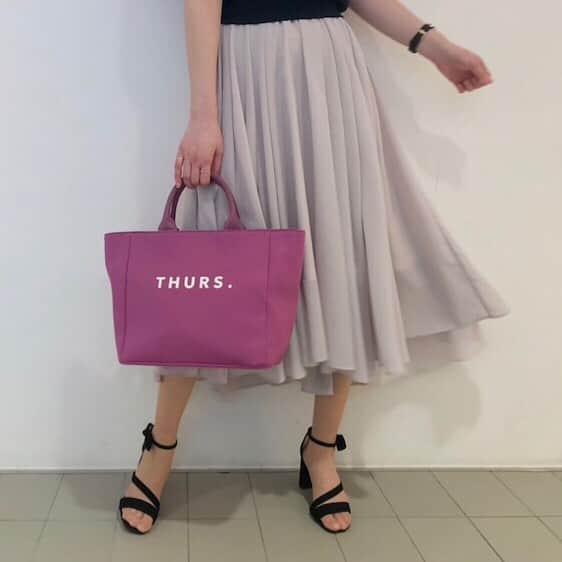 トランテアンソンドゥモードさんのインスタグラム写真 - (トランテアンソンドゥモードInstagram)「【😍💕31filles COORDINATE🍭】 31filles うおchanは、バックスカーフリボンが可愛く今年らしいニット×イレギュラーヘムで揺れ感を楽しめるスカートで大人気コーデ👠✨ お早めにチェックしてみて下さいね😘🌸 ———————————————————— ♦️スカーフリボン2WAYニット￥7,900+tax #31sdm品番059111 ♦️イレギュラーヘムスカート￥8,900+tax #31sdm品番039112 ♦️7 DAYS BAG￥2,900+tax #31sdm品番109114 ♦️アシメストラップリボンサンダル￥8,900+tax #31sdm品番109106 ＜STAFF 身長162cm/36size＞ ———————————————————— 品番をタップして別コーデをチェックしてね😘 #31Sonsdemode #31sdm #31sdm_outfit #31filles #31filles_うおchan ( @uochan_31 ) #fashion #spring #skirt #knit #ootd #outfit  #トランテアンソンドゥモード #トランテアン  #トランテアンフィーユ #大丸梅田店 #大丸梅田5F」3月17日 8時33分 - 31sonsdemode