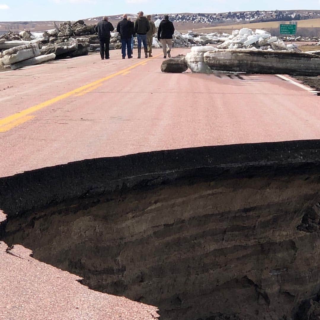 NBC Newsさんのインスタグラム写真 - (NBC NewsInstagram)「DEVELOPING: #Flooding has triggered emergency and disaster declarations throughout the #Midwest.  #Nebraska, for example, is grappling with the worst flooding the state has seen in half century, according to the state's governor. Click the link in our bio for more. . 📷 Governor Ricketts and Sen. Sasse via Twitter」3月17日 8時39分 - nbcnews