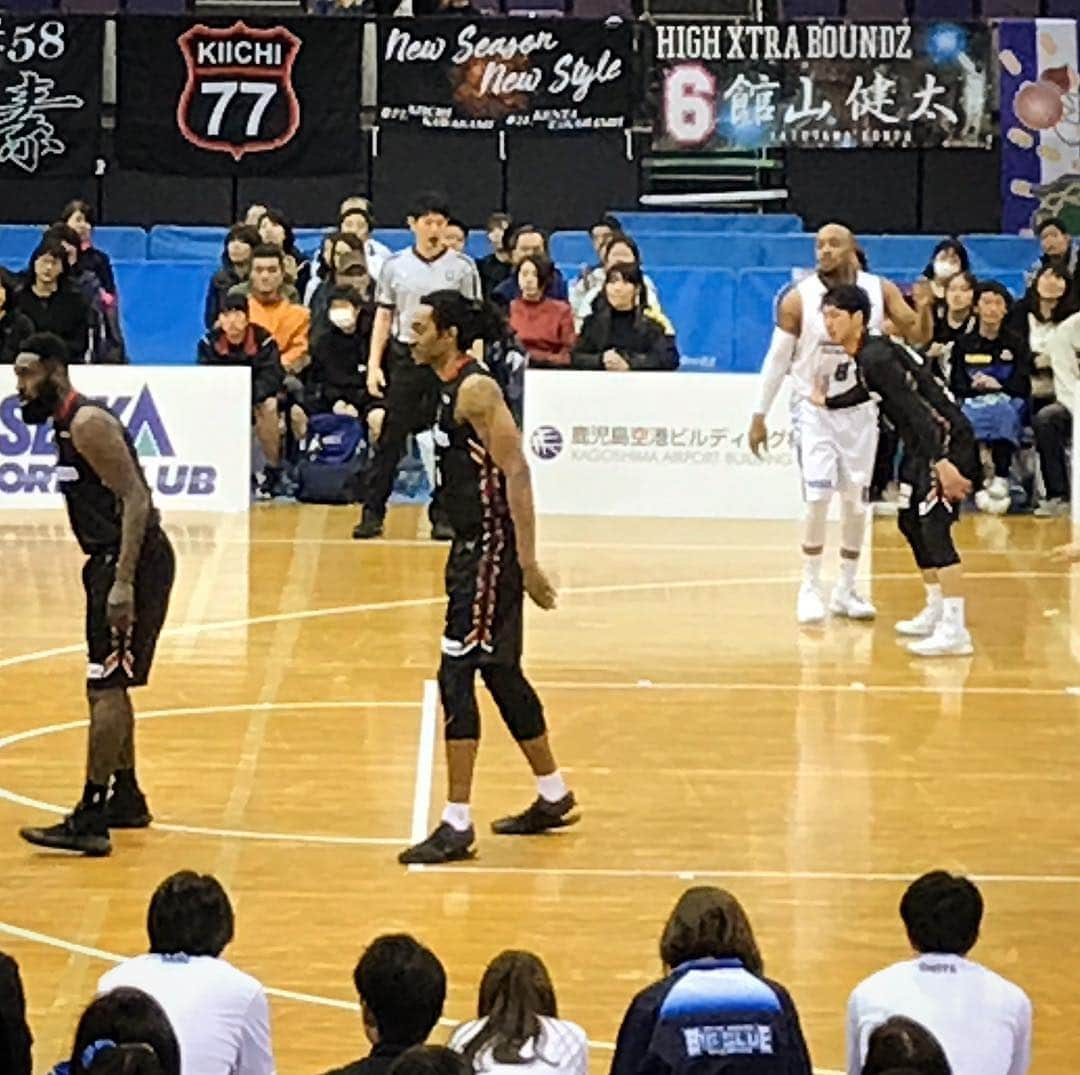 下山英哉さんのインスタグラム写真 - (下山英哉Instagram)「鹿児島レブナイズ🏀 レギュラーシーズン最終節！まず1勝👍  かごしま4にも出演のkagoshimaniaXの中園さん&アリーナMCの岡田アナと喜び分かち合う！  隣で観戦していた東京海上日動スタッフも とても紳士的で気さくな方々！！ 選手も会社員として普通に働きながら試合に臨んでいるとのこと！リスペクト^_^  #鹿児島レブナイズ #B3 #bリーグ #basketball #レギュラーシーズン #レギュラーシーズン最終節 #kagoshimaniax #中園さん #アリーナmc #岡田祐介　#ラジオで盛り上がってた2人 #mbc #mbc1 #mbcradio #mbctv #かごしま4 #バズってかごしま #バズる #東京海上日動ビッグブルー」3月17日 8時39分 - shimoyama.hideya