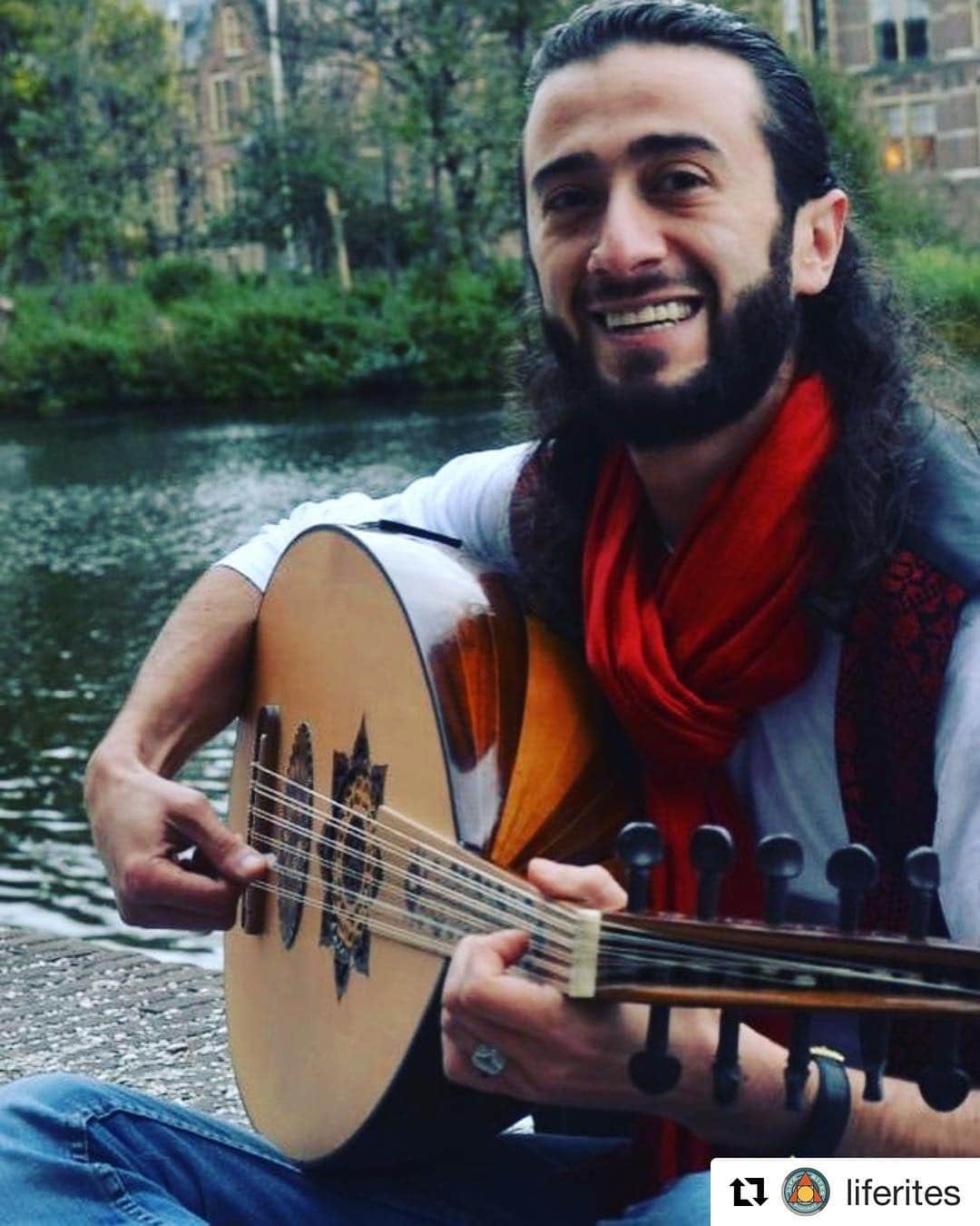 マックス・カーバーのインスタグラム：「#Repost @liferites ・・・ Amer Shanati: The Red Shawl  Famed Syrian musician and teacher Amer Shanati was forced to flee his home, Syria, after several violent years of war. Leaving behind his family and hundreds of students, Amer embarked on a harrowing journey through 10 countries over 10,000km by foot, truck and boat... all without a passport. Since arriving safely in the Netherlands three years ago, Amer has become a prominent voice for peace and justice on the International stage. We are looking forward to sharing his story with you.  #podcast #syria #refugees #podcasts #music  Check out his story: www.theredshawl.com  Amer’s non-profit, Music for Peace: http://www.amershanati.com/musicforpeace/」