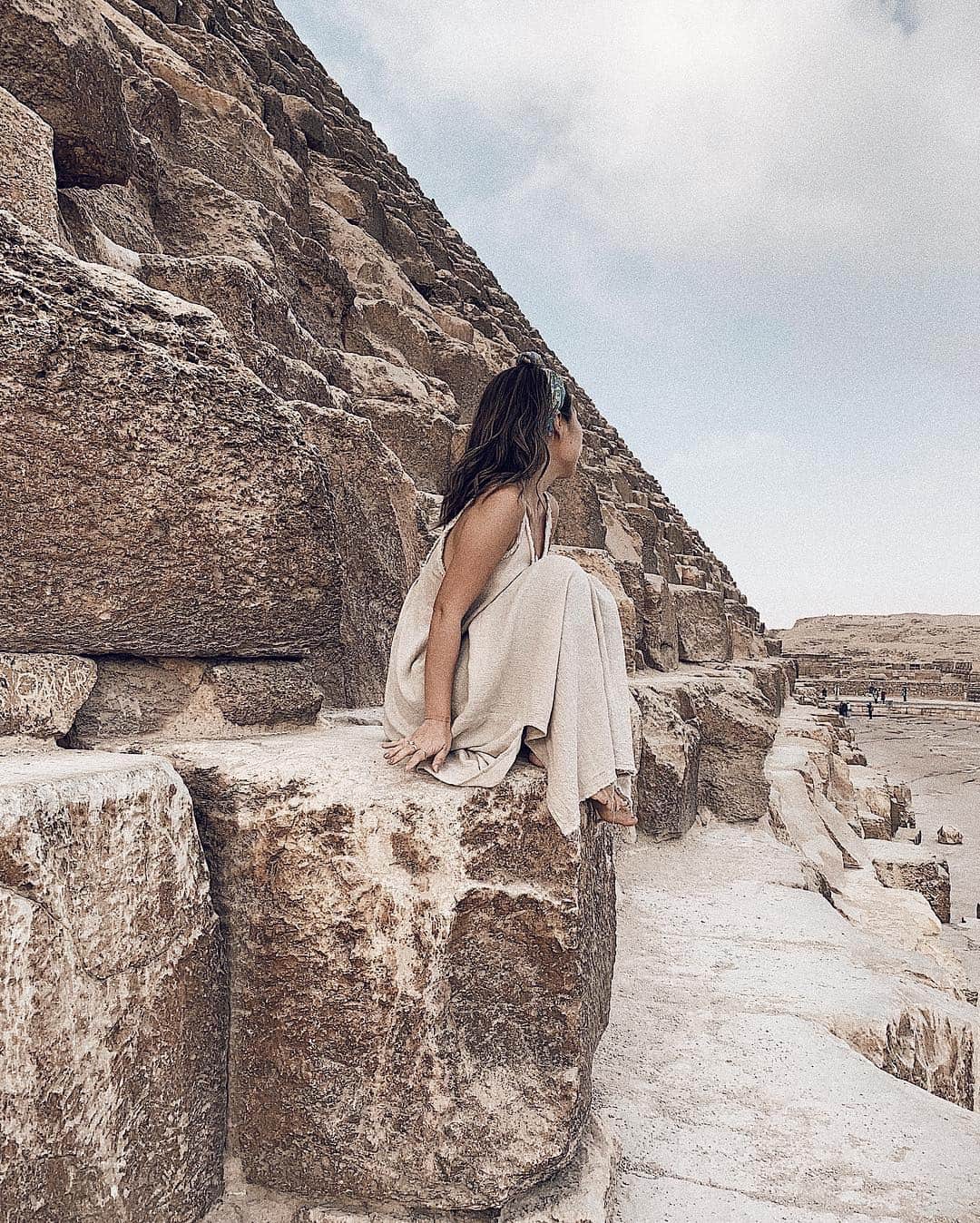 Manamiのインスタグラム：「Mystery of the pyramid △ 紀元前2500年頃に作られたギザのピラミッド△ 遠くから見たら分からないけど 1つ1つの石がこんなに大きい😳 カットされた石は1つ2トン超え。 内部は常に20°Cに保たれていて 東西南北ぴったりの配置。謎だらけ。 ずっと来たかったピラミッドに触れている😳 本当に感動で帰国してからも毎日写真見てる😂 ㅤ 📸 @mina__37__ @aiai0311」