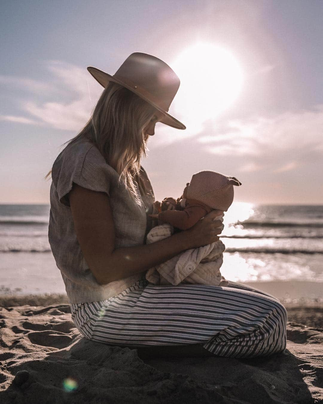 Amber Fillerup Clarkさんのインスタグラム写真 - (Amber Fillerup ClarkInstagram)「Her first time to the beach!! 💓」3月17日 8時48分 - amberfillerup