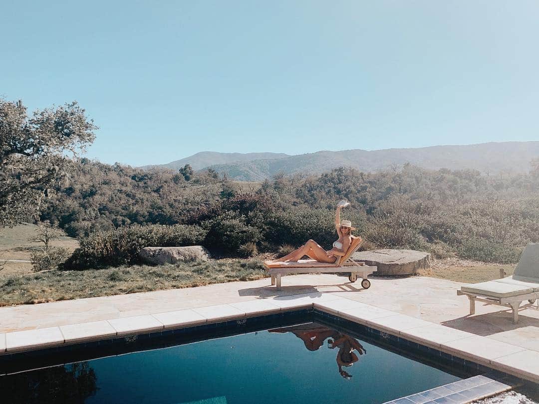 キャロライン・クラークのインスタグラム：「What’s more pink... rosé or my sunburn? ☀️🍷」