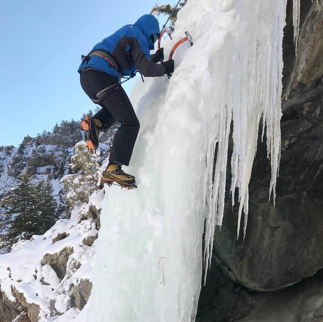 マット・レッシャーさんのインスタグラム写真 - (マット・レッシャーInstagram)「Amazing day with @_j_e_s_s_e_ near Golden, CO. Clear skies, crisp air, and prickly terrain equal happiness. If you’re looking to climb in the Denver area, check out @denvermountainguiding. They know their stuff.  #iceclimbing  #colorado #getoutside」3月17日 8時52分 - realmattletscher