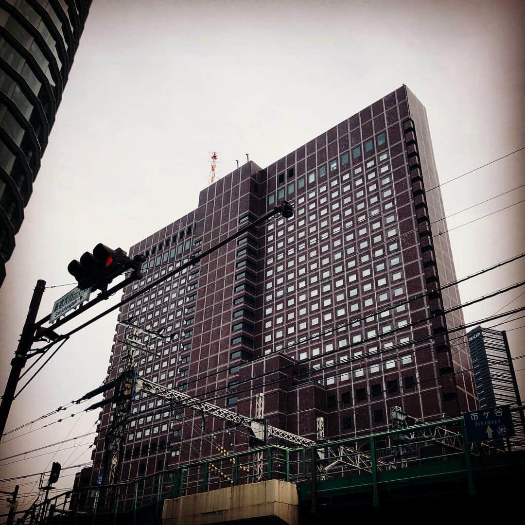 JILLさんのインスタグラム写真 - (JILLInstagram)「昨日は衣装の小物GETで土曜日の混雑しまくりの新宿、原宿へ。  私はいつも渋谷に行くことが多いのだけど、久々の新宿西口界隈の荒み方に驚く。  ホームレスの多さ、街の汚さ、再開発されていない機能的ではない古さ、日本は決して豊かな国ではないと感じていろいろ考えさせられた。  小さな頃、西口にはやたらダラァ〜とラリってる大学生が道に座り込み異様な光景で幼心に怖かった。その後は西口公園や都庁への地下通路にホームレスがあふれ希望感のない世界があった。  平成が終わる今、そんな世界は変わったか？  変わってないんだなぁと。  それどころか高度成長期とは真逆の人口減少による弊害がこれから益々時代が進むごとにリアルになっていくんだな。  心してそんな時代にどんな歌が必要なのかと気持ちが引き締まった。  さぁ、今日からツアーだ❣️ 希望ある世界をステージでお見せ致します。  #personz  #jillpersonz #20190317 #wanderful_memories_tour #アーカイブDVD  #ツアースタンプリリース  #Jfnpark #ジャパニーズポップスラプソディ #personz.net @jillpersonz  #ワンダフルツアースタートは明日 #ツアースタートは今日新潟」3月17日 8時55分 - jillpersonz