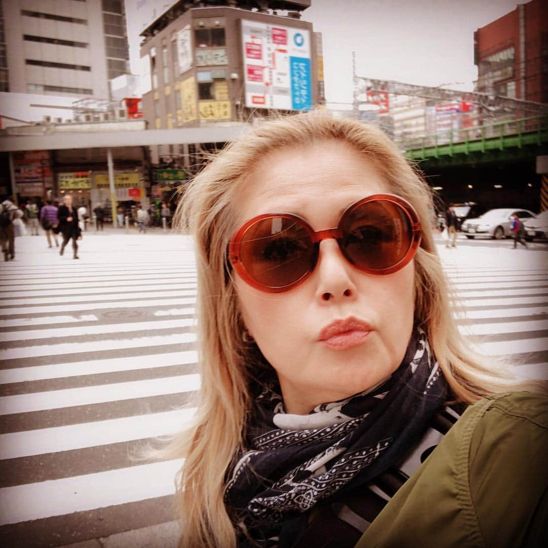 JILLさんのインスタグラム写真 - (JILLInstagram)「昨日は衣装の小物GETで土曜日の混雑しまくりの新宿、原宿へ。  私はいつも渋谷に行くことが多いのだけど、久々の新宿西口界隈の荒み方に驚く。  ホームレスの多さ、街の汚さ、再開発されていない機能的ではない古さ、日本は決して豊かな国ではないと感じていろいろ考えさせられた。  小さな頃、西口にはやたらダラァ〜とラリってる大学生が道に座り込み異様な光景で幼心に怖かった。その後は西口公園や都庁への地下通路にホームレスがあふれ希望感のない世界があった。  平成が終わる今、そんな世界は変わったか？  変わってないんだなぁと。  それどころか高度成長期とは真逆の人口減少による弊害がこれから益々時代が進むごとにリアルになっていくんだな。  心してそんな時代にどんな歌が必要なのかと気持ちが引き締まった。  さぁ、今日からツアーだ❣️ 希望ある世界をステージでお見せ致します。  #personz  #jillpersonz #20190317 #wanderful_memories_tour #アーカイブDVD  #ツアースタンプリリース  #Jfnpark #ジャパニーズポップスラプソディ #personz.net @jillpersonz  #ワンダフルツアースタートは明日 #ツアースタートは今日新潟」3月17日 8時55分 - jillpersonz