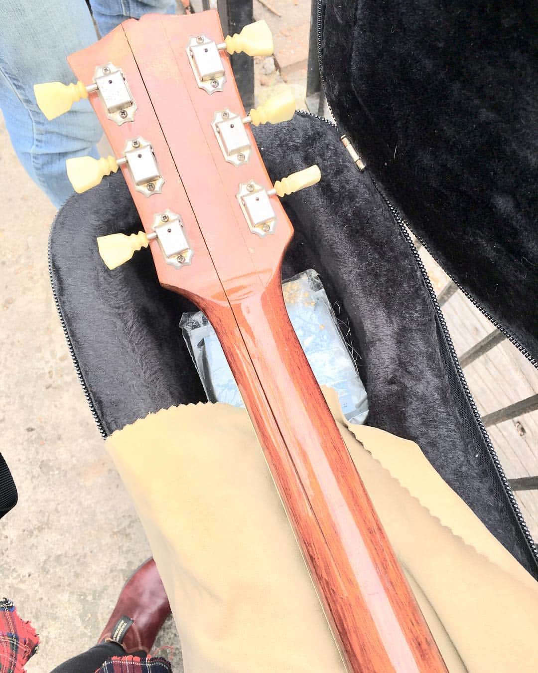 のインスタグラム：「George’s guitar strap was broken during our show, and the guitar fell down and then its neck was broken!😱 . . #pinkydoodlepoodle  #pdp  #ustour2019  #sxsw2019 #highenergyrocknroll  #livemusic #rockmusic #rock #rockband  #japanese  #tour #ustour #livetour  #tourlife #musicianlife #musician #gibsonguitars #gibsonbass #gibson #eb3 #lespaul #marshallamps #vintage #femalebassist #femalevocalist #アメリカ #海外旅行 #音楽」
