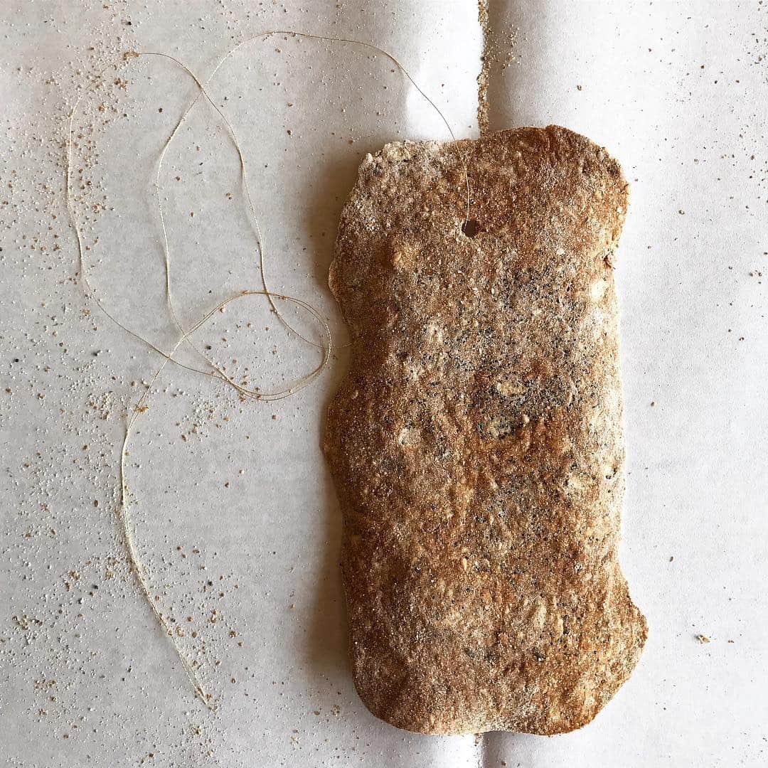 福田里香さんのインスタグラム写真 - (福田里香Instagram)「2019 03 16 記憶のおやつ。 ［1000 Memories of］@yuki__fujisawa . ワークショップとショーの合間に 5分で食べられるおやつのリクエスト。 クネッケ、クネッケ。 • 小粒🍓をはちみつと一欠片の🍋だけで 瓶で蒸した甘いコンポートスープ。 水切りヨーグルトで酸味をつけた ラベンダーフレーバークリーム添え。 • かすかに金箔を吹き付けた、 ブルーポピーシード入りの ライ麦と全粒粉クネッケペンダント。 金糸を首にかけて、 手で割りながら食べるのを推奨。 • プレスのみなさま用のお土産は 記憶のクネッケのペンダント。 全粒粉 ライ麦粉 オリーブ油  オーツ麦フレーク ブルーポピーシード  サンフラワーシード 白ごま  フラックスシード 天然塩  好きなものしか入ってない。 • 昨日は奇跡のような晴れ間で開催され、 春の日差しの中、金銀の箔が煌めき…… 藤澤さんの作品の美しさたるや。 たくさんのご来場を ありがとうございました。 • 原美術館での #藤澤ゆき さんの プレゼンテーション映像は 原宿ROCKETで 3月29日から4月3日まで ご覧になれます。 詳しくは、@yuki__fujisawa より。 • #strawberrycompote #knekkebrød #lavendercream」3月17日 9時04分 - riccafukuda