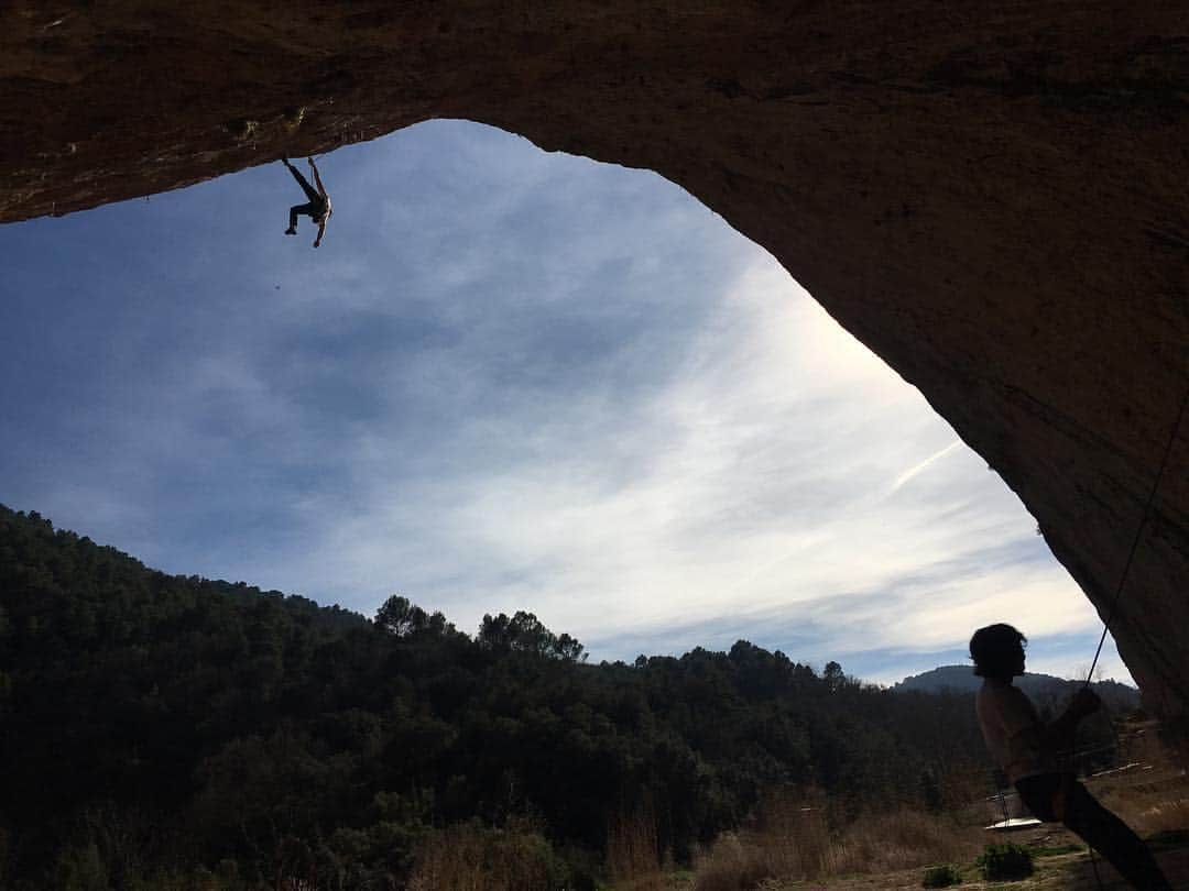 大高伽弥のインスタグラム：「“Rollito Sharma” 8b+/14a✅  @tokyopowder @eyecandyworks  #緑風堂鍼灸院  #spain🇪🇸 #santalinya #climbing #rockclimb #climbing_photos_of_instagram #クライミング #scarpa #instinctvsr」