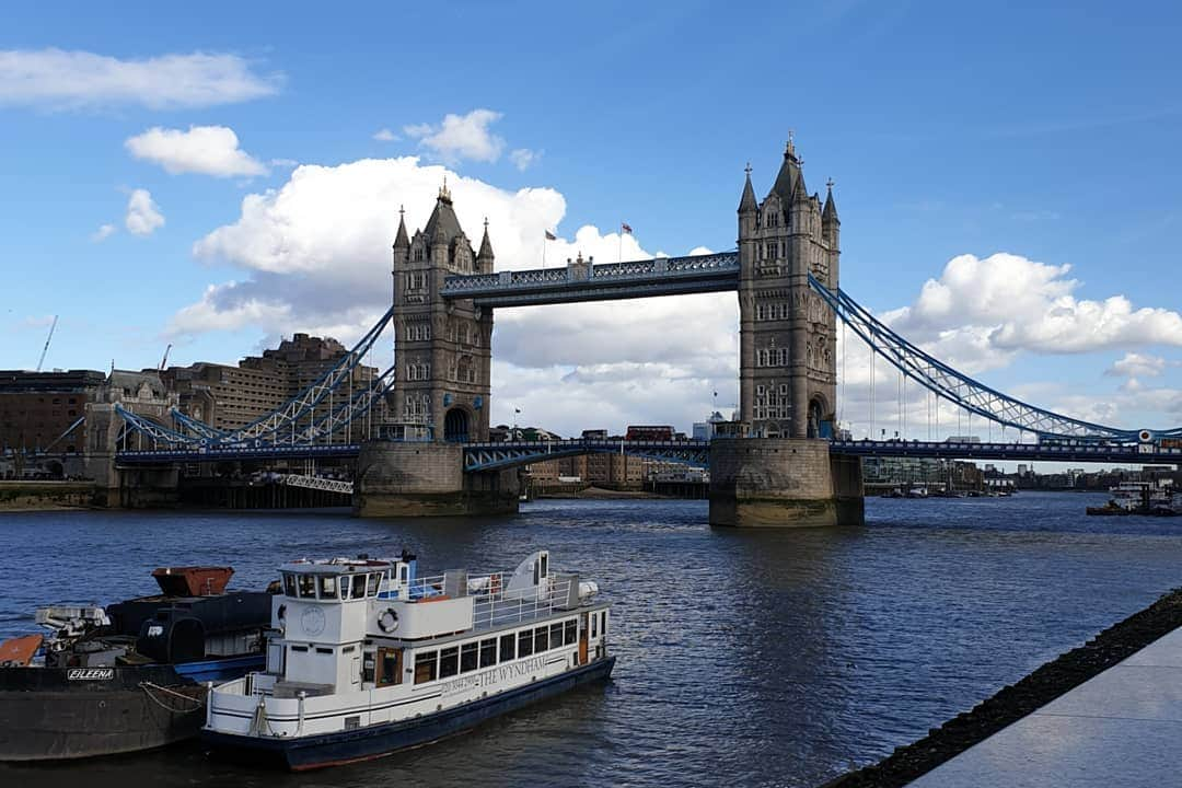 ゴーダ・ブトクテさんのインスタグラム写真 - (ゴーダ・ブトクテInstagram)「They are crazy but I love them 🖤 . . . . . #london #londonbridge #england #london_city_photo #europe #crazyfamily #picoftheday #casual #livingmybestlife #lithuaniangirl」3月17日 9時13分 - godabutkute