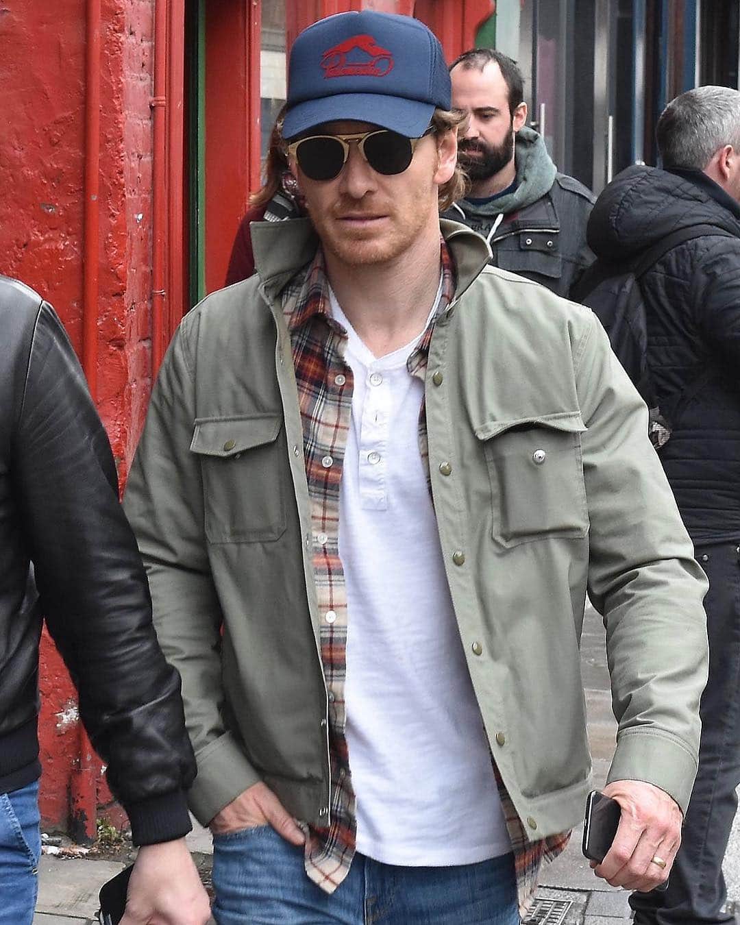 Just Jaredさんのインスタグラム写真 - (Just JaredInstagram)「Michael Fassbender tries to keep a low profile as he hangs out with friends.  #MichaelFassbender Photo: WENN」3月17日 9時13分 - justjared