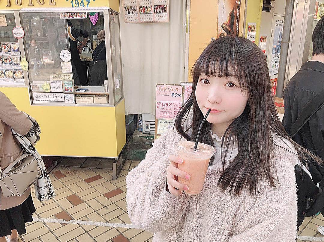 夏川愛実のインスタグラム：「ㅤㅤㅤㅤㅤㅤㅤㅤㅤㅤㅤㅤㅤ ㅤㅤㅤㅤㅤㅤㅤㅤㅤㅤㅤㅤㅤ  大須商店街 大須観音通りにある フルッタジフルッタさんの 生ジュース！！ 特製ミックスジュースを頼んだよ〜 ㅤㅤㅤㅤㅤㅤㅤㅤㅤㅤㅤ  いろんな種類の果物が入ってて その日によってさらにプラスαで 果物を入れてもらえるんだけど ㅤㅤㅤㅤㅤㅤㅤㅤㅤㅤㅤ この日はぶどうといちごでした🍇🍓 苺はあいちのいちごらしいです！！！ ㅤㅤㅤㅤㅤㅤㅤㅤㅤㅤㅤ #生ジュース#フルッタジフルッタ#大須#大須観音 #ミックスジュース#あいちのいちご ㅤㅤㅤㅤㅤㅤㅤㅤㅤㅤㅤ ㅤㅤㅤㅤㅤㅤㅤㅤㅤㅤㅤ」