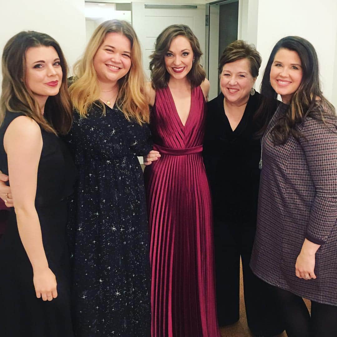 ローラ・オスさんのインスタグラム写真 - (ローラ・オスInstagram)「What an epic night at @carnegiehall with this dream team of stellar artists and new friends, singing the most iconic, Academy Award-winning songs from movies through the decades. Thanks for having me, @stevenreineke and @thenewyorkpops! So grateful to @zaczacposen/@zacposen for these classy looks. And my best girl-squad of supportive cheerleaders!」3月17日 9時29分 - lauraosnes