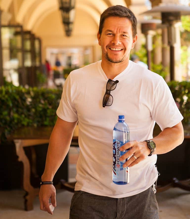 マーク・ウォールバーグさんのインスタグラム写真 - (マーク・ウォールバーグInstagram)「This is the only water I drink and now AQUAhydrate is coming to @CVSpharmacy — look for it at your local #CVS!  @AQUAhydrate #AQUAhydrate #GetMoreFromYourWater #cvs」3月17日 9時22分 - markwahlberg