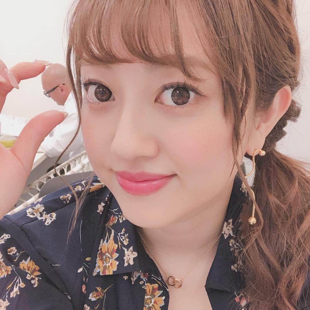 のインスタグラム：「おはようございます🌞 今日は朝から名古屋に来てます🚅 これから大徳さん生放送☺︎ 後ろにいるのはちょっと偉めの見た目怖めのマネージャーさんだよ😋 ピアスは #randeboo のもの🌹 今日も1日頑張ろう🧡」