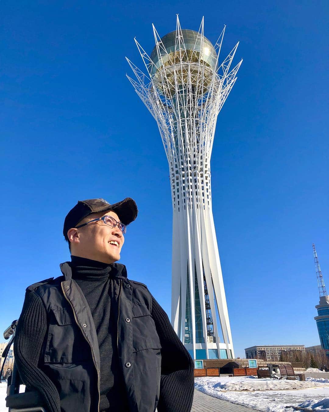 乙武洋匡さんのインスタグラム写真 - (乙武洋匡Instagram)「カザフスタンの首都アスタナの象徴とも言えるタワー「バイテレク」。 それにしても空が青い！！ #カザフスタン #カザフスタン旅行 #アスタナ #バイテレク # kazakhstan #kazakhstan🇰🇿 #kazakhstanphoto #astana #astanacity #astanagram #bayterek #travelgram #旅スタグラム #海外旅行 #海外旅行好きな人と繋がりたい #青空 #快晴 #今日はマイナス6度」3月17日 9時31分 - ototake_official