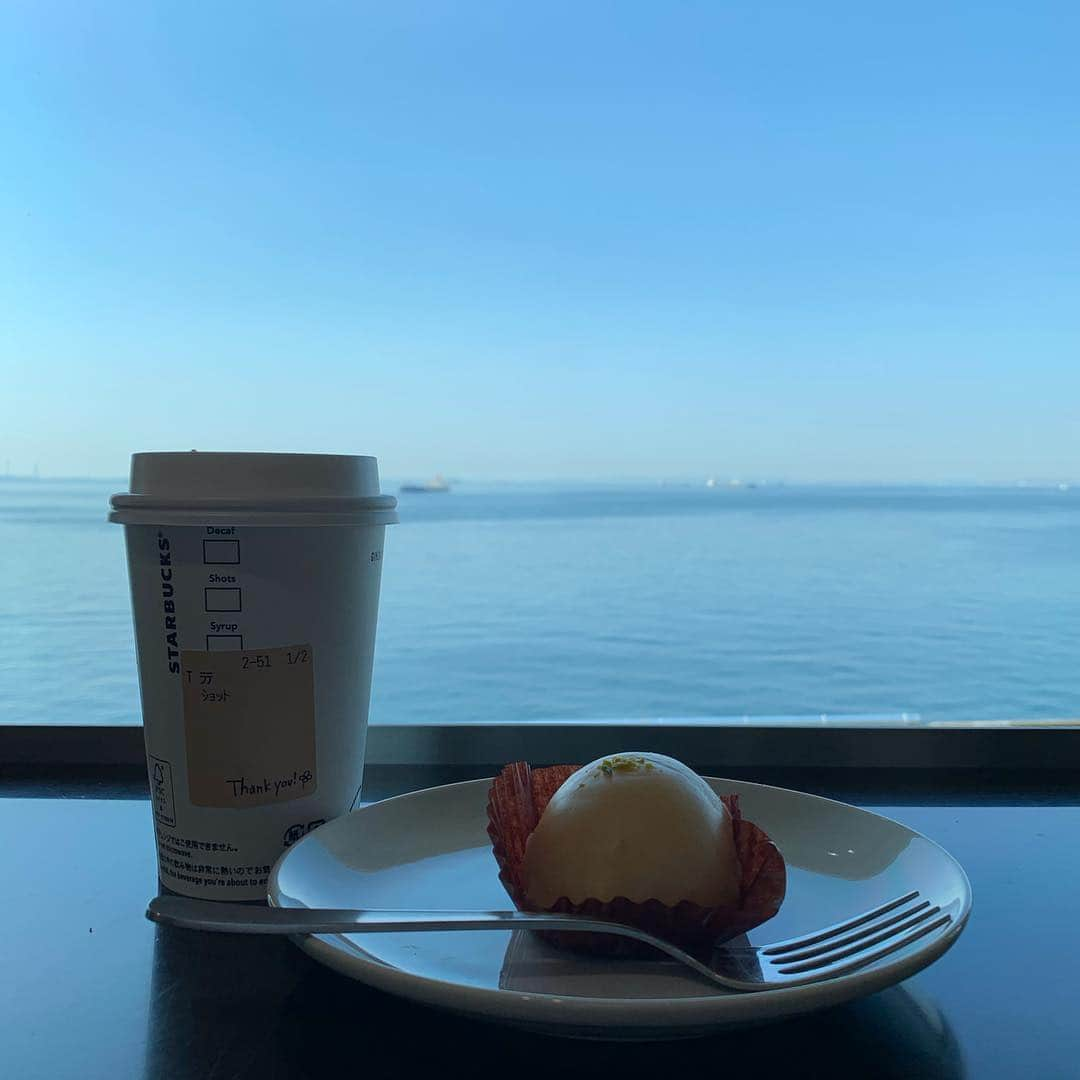 くろさんのインスタグラム写真 - (くろInstagram)「海ほたるなう #ダブルトールラテ #レモンケーキ #doubletalllatte #lemoncake #starbucks #starbuckscoffee #スタバ #スターバックス #スターバックスコーヒー #スターバックスコーヒー海ほたるパーキングエリア店 #海ほたる #海ほたるパーキングエリア」3月17日 9時34分 - m6bmw