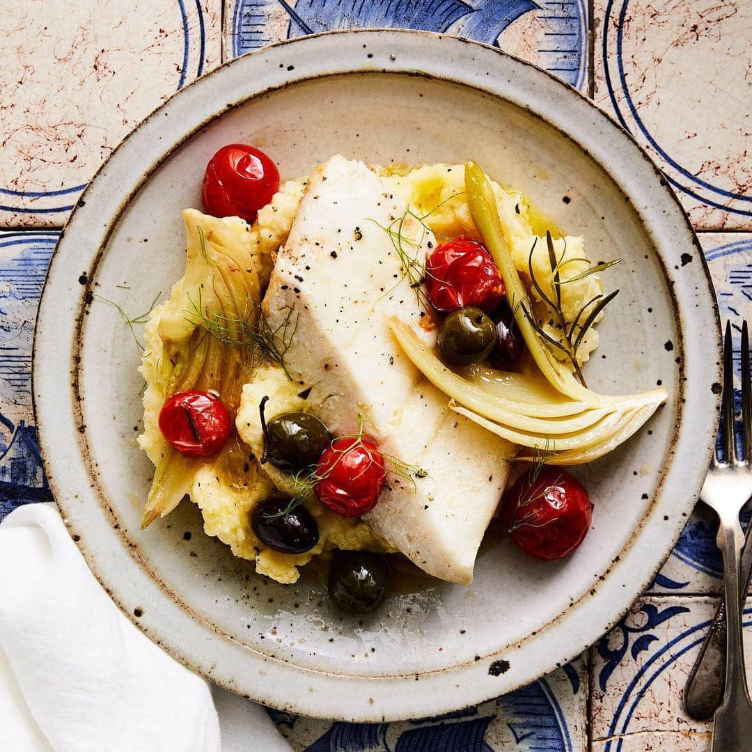 マーサ・スチュワートさんのインスタグラム写真 - (マーサ・スチュワートInstagram)「Poaching in olive oil gives fish a buttery texture. 🐟 We flavor the oil with fennel, cherry tomatoes, and olives and use some of the poaching oil to finish the mashed potatoes that the fish and vegetables are served over. ✨ Grab the recipe in the link in bio! 👆🏼📷: @ryanliebe | recipe: @brooklyncooks」3月17日 9時34分 - marthastewart