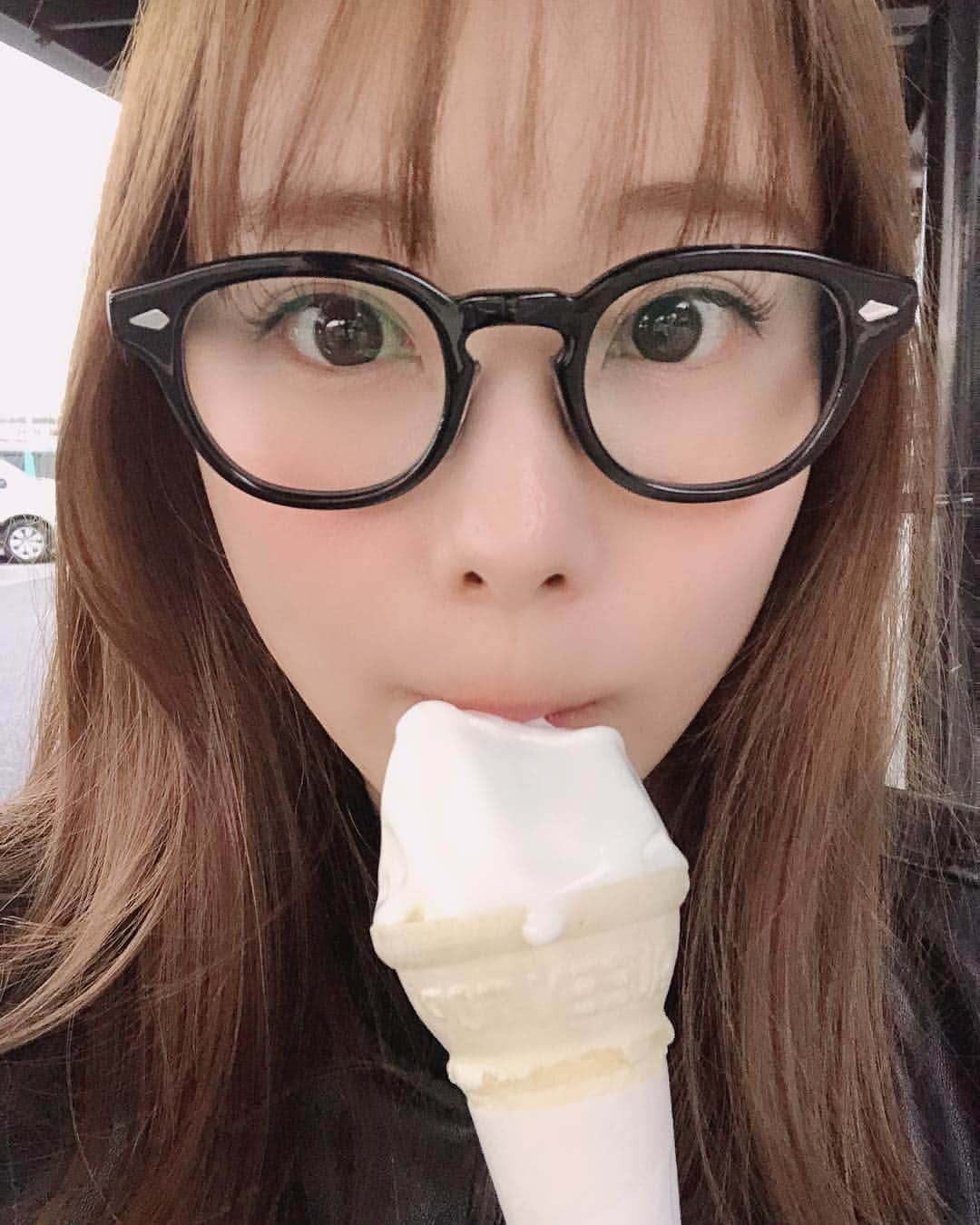 重盛さと美さんのインスタグラム写真 - (重盛さと美Instagram)「おはよ☀️ 昨日ロケで891円のアイス食べたよ！😳 おいしかったー！！濃い濃い😋💯 #今日はみんな何するとー？ お仕事の人、頑張れー🙌🏻☀️❤️✨」3月17日 9時35分 - satomi_shigemori