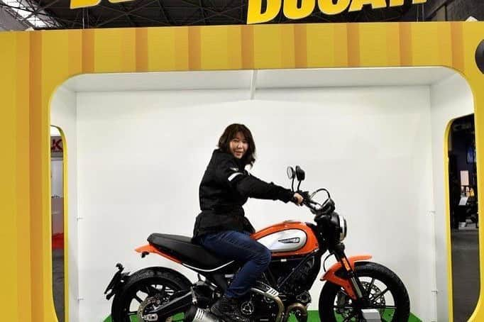 Ducati Japanさんのインスタグラム写真 - (Ducati JapanInstagram)「【大阪モーターサイクルショー最終日】昨日もたくさんの方にドゥカティブース（2号館）へお越しいただきました。 本当にありがとうございました。  連日たくさんの方に実寸大スクランブラーのモデルケースで写真を撮っていただいてます。みなさんもドゥカティ・ブースの人気フォトスポットで撮影してみませんか？  ご来場をお待ちしております！  #ドゥカティ #スクランブラー #ドゥカティいいじゃん #大阪モーターショー」3月17日 9時38分 - ducatijapan