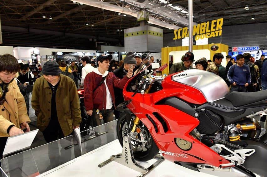 Ducati Japanさんのインスタグラム写真 - (Ducati JapanInstagram)「【大阪モーターサイクルショー最終日】昨日もたくさんの方にドゥカティブース（2号館）へお越しいただきました。 本当にありがとうございました。  連日たくさんの方に実寸大スクランブラーのモデルケースで写真を撮っていただいてます。みなさんもドゥカティ・ブースの人気フォトスポットで撮影してみませんか？  ご来場をお待ちしております！  #ドゥカティ #スクランブラー #ドゥカティいいじゃん #大阪モーターショー」3月17日 9時38分 - ducatijapan