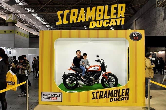 Ducati Japanさんのインスタグラム写真 - (Ducati JapanInstagram)「【大阪モーターサイクルショー最終日】昨日もたくさんの方にドゥカティブース（2号館）へお越しいただきました。 本当にありがとうございました。  連日たくさんの方に実寸大スクランブラーのモデルケースで写真を撮っていただいてます。みなさんもドゥカティ・ブースの人気フォトスポットで撮影してみませんか？  ご来場をお待ちしております！  #ドゥカティ #スクランブラー #ドゥカティいいじゃん #大阪モーターショー」3月17日 9時38分 - ducatijapan