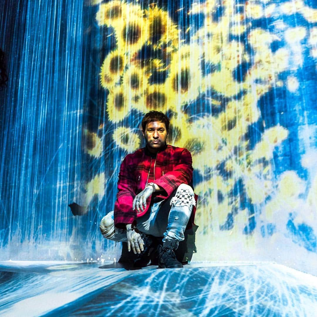 ジョナス・ブルーさんのインスタグラム写真 - (ジョナス・ブルーInstagram)「Yesterday I was in a dream world 🌠🌼💙 #teamlab #teamlabborderless #tokyo #japan | 📸: @emil.walker」3月17日 9時44分 - jonasblue