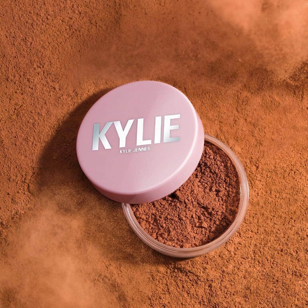 Kylie Cosmeticsさんのインスタグラム写真 - (Kylie CosmeticsInstagram)「DARK loose powder 😍 the perfect complexion essential for all over setting or contouring + sculpting!」3月17日 9時45分 - kyliecosmetics