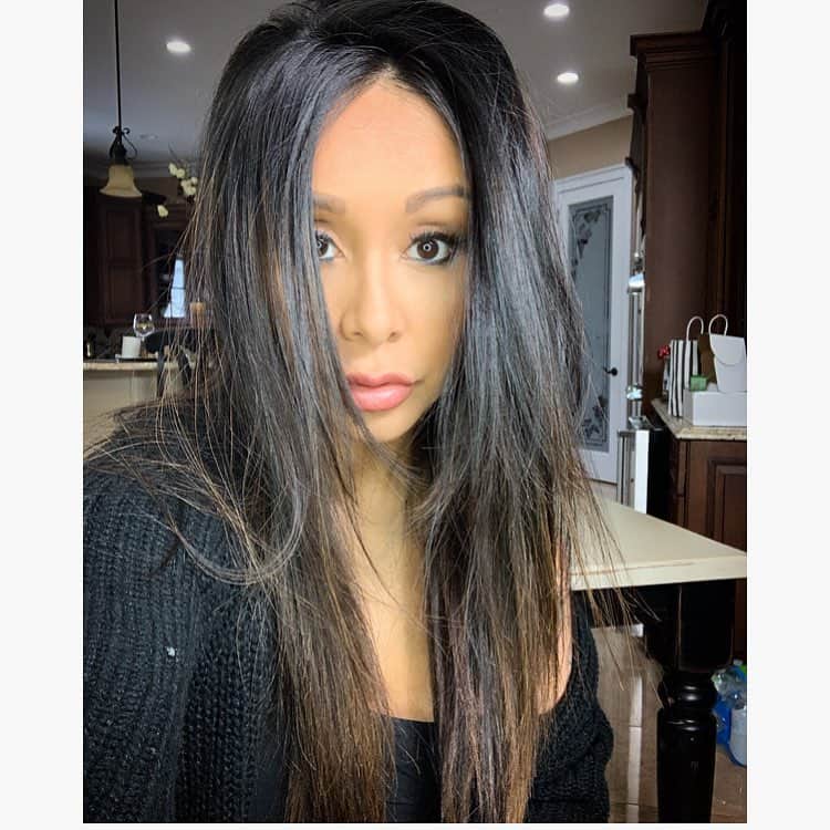 ニコール・ ポリッツィのインスタグラム：「Okayyyy lighting 💡 #mawma #babymakesmyskinglow #andtheshoweritook #andthelighting #andmakeup #andjesus」
