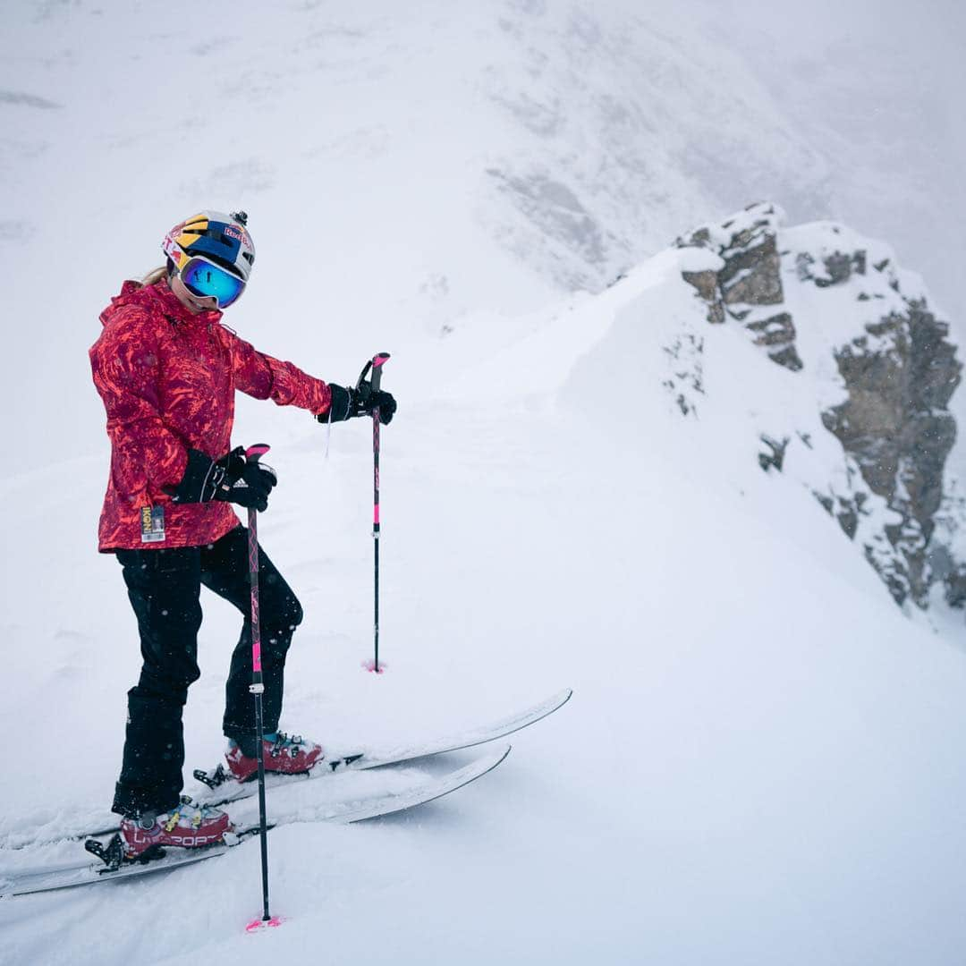 サッシャ・ディギーリアンさんのインスタグラム写真 - (サッシャ・ディギーリアンInstagram)「I have my ikon pass on me but that didn’t get us up here! 🎿」3月17日 9時59分 - sashadigiulian