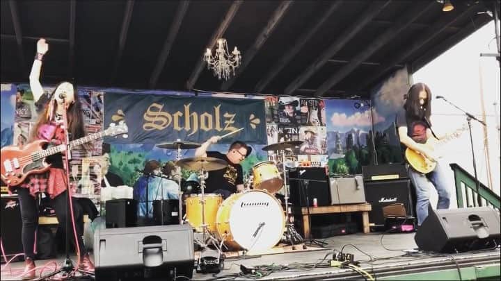 のインスタグラム：「Thank you so much everyone and everything!! . . #pinkydoodlepoodle  #pdp  #ustour2019  #sxsw2019 #highenergyrocknroll  #livemusic #rockmusic #rock #rockband  #japanese  #tour #ustour #livetour  #tourlife #musicianlife #musician #gibsonguitars #gibsonbass #gibson #eb3 #lespaul #marshallamps #vintage #femalebassist #femalevocalist #アメリカ #海外旅行 #音楽」