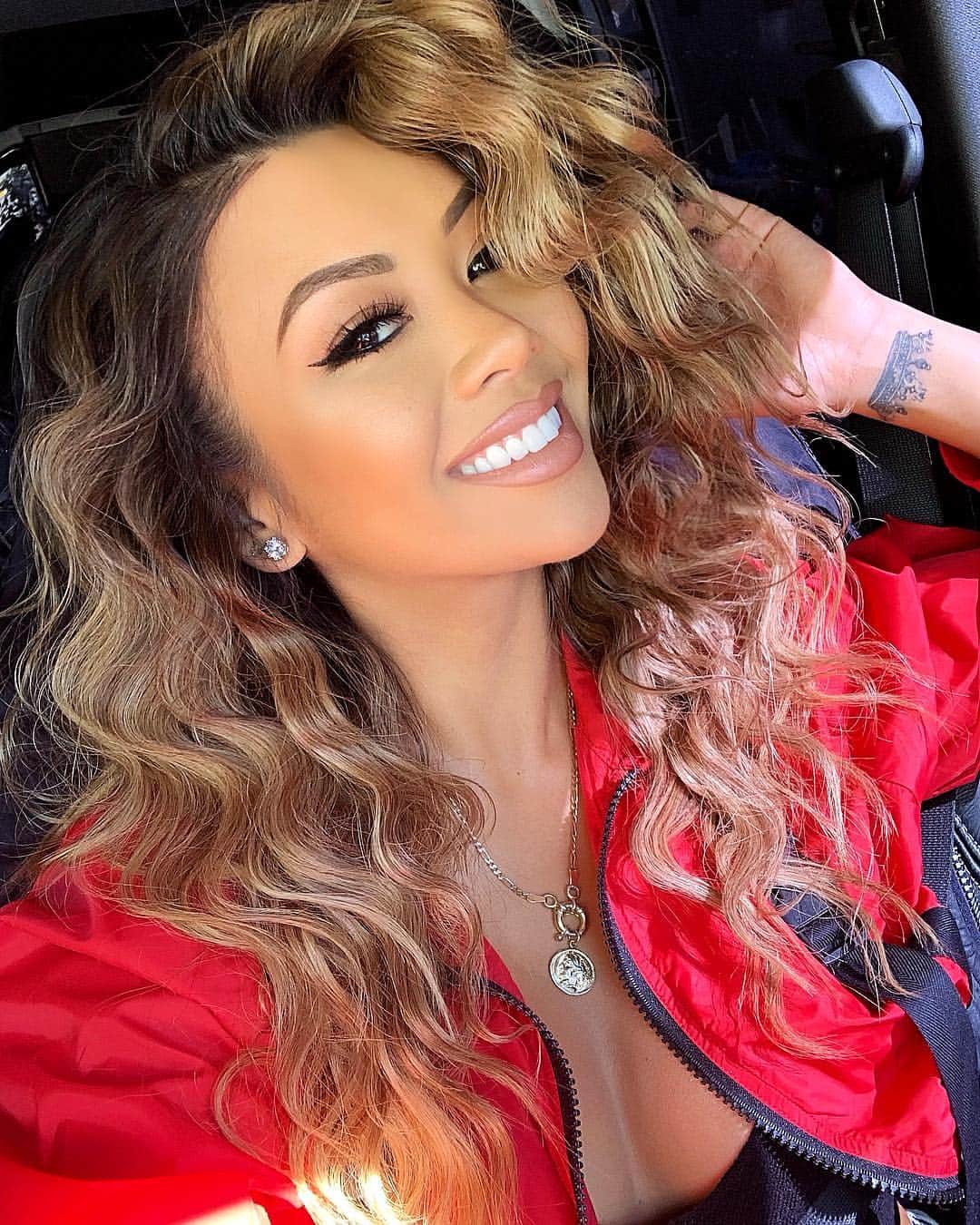 リアン Vのインスタグラム：「Happy that it’s getting warmer In LA!☀️ wearing @tartecosmetics face tape foundation, @narsissist blush, @maccosmetics on my lips, and @anastasiabeverlyhills on my brows. 🥰 P.S. watch my last video 👀」