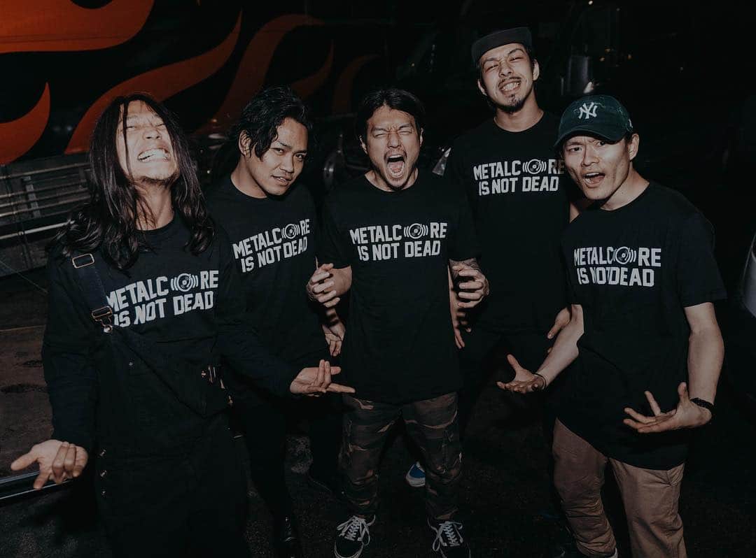 のインスタグラム：「The boys back in Japan 🇯🇵 Hope to see you at Blare Down Barriers tonight with @coldrain_official and @wagewarofficial in Tokyo.  P.S. Thanks for the great gift @sharptonerecs “Metalcore is not dead” 📷: @rayduker  #CrystalLake #coldrain #WageWar #SharpToneRecords」
