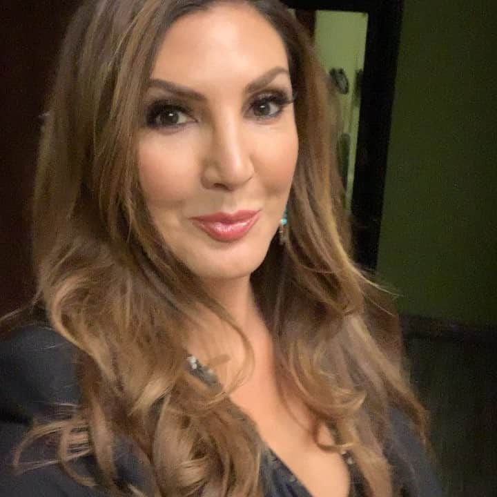 ヘザー・マクドナルドのインスタグラム：「First show #soldout but still some tickets left for 9:45pm & VIP meet and greets call the box office 720-274-6800 or link in bio  #juicyscoop」