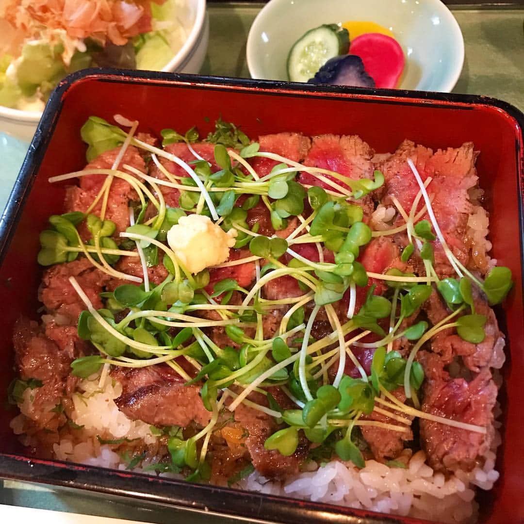 紀伊さつきのインスタグラム：「お仕事の合間に、おじちゃんが#ホワイトデー にと#テキ重 と #カレー をご馳走してくれました。 母と叔母といとこも一緒です☺️ おじちゃんごちそうさまでした！ ・ ・ #胃袋無限女」