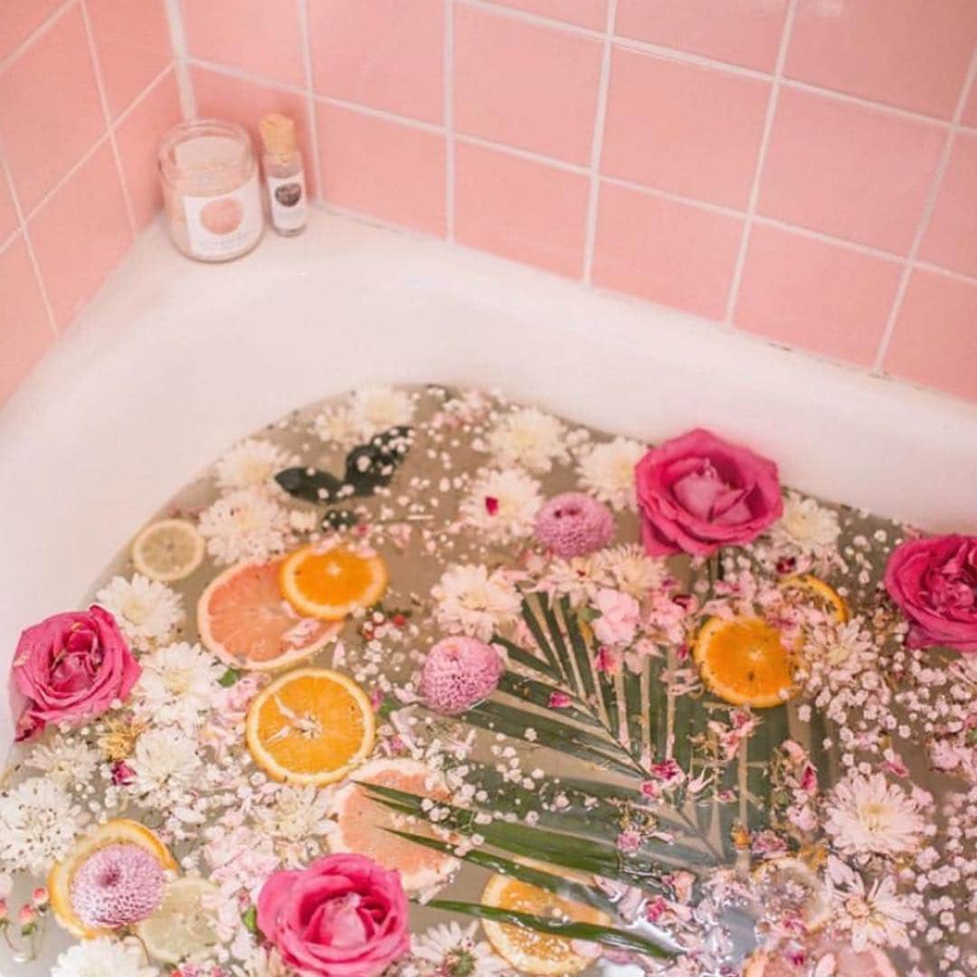 ビービーダコタさんのインスタグラム写真 - (ビービーダコタInstagram)「A sangria inspired bath 🌸🌼🛁. #bbdinspo via @caitpoli」3月17日 10時21分 - bbdakota