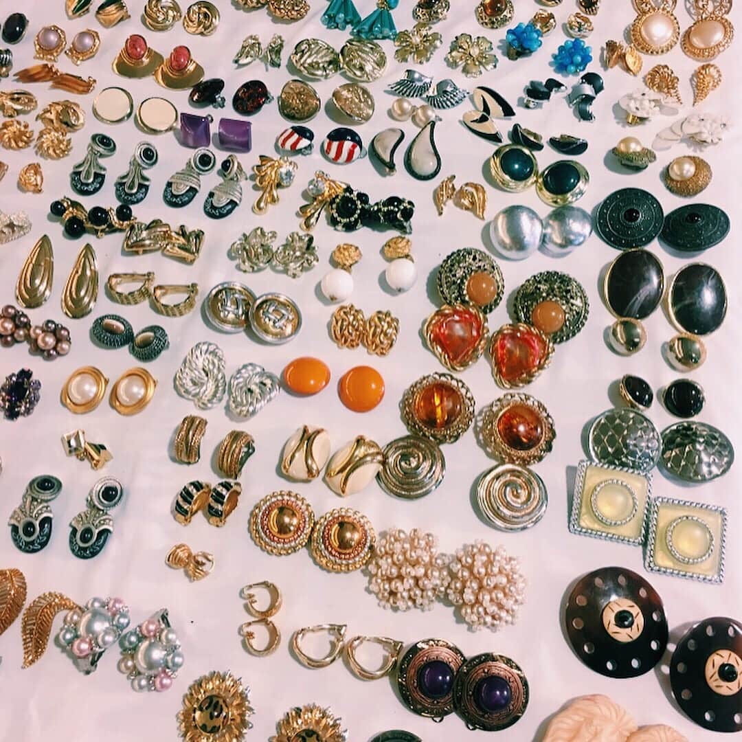 Yu-kiのインスタグラム：「@sunburyantiques マーケット◎ここは毎月第2第4火曜日の朝6:30-2:00pmまでの限られた日程のマーケット⚱️室内は写真の様な小物や雑貨があって外には見きれないほどの家具がたくさん並ぶ◎場所はロンドン郊外の南西にあってかなり遠いけど、行く価値は十分ある気がする🙆🏻‍♀️全部かわいかったなぁ☺️火曜日は仕事だけど、またいつか早起きして行こう💪🏻#kemptonantiquesmarket #sunburyantiquesmarket #sunburyantiques #unitedkingdom #antique#antiquemarket」