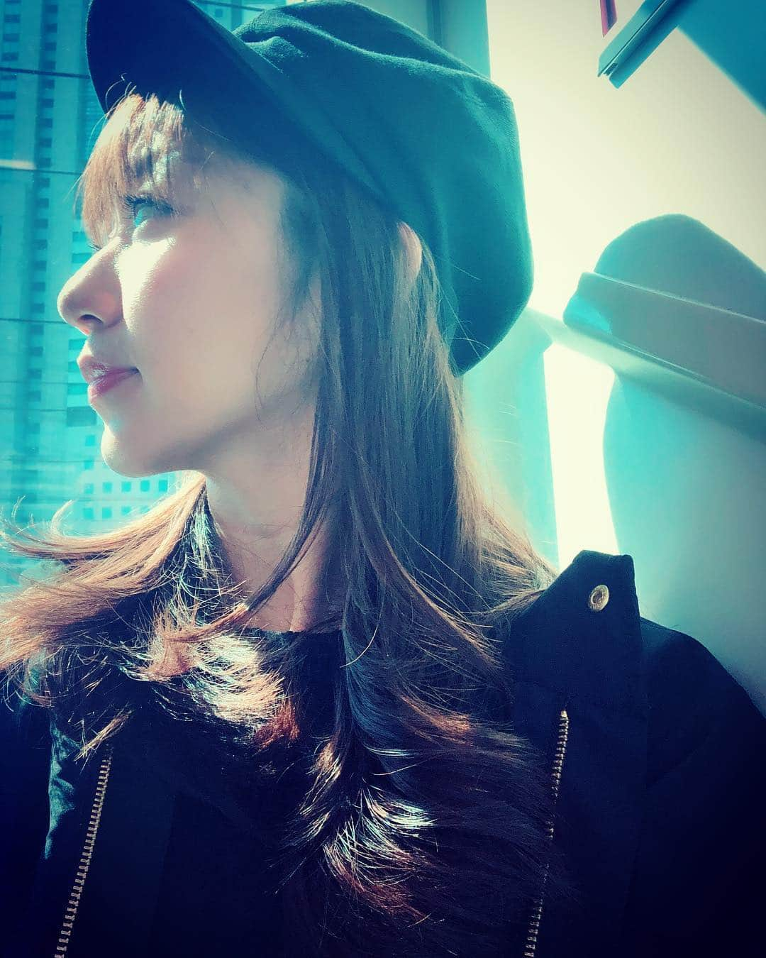 森本さやかさんのインスタグラム写真 - (森本さやかInstagram)「#inthetrain  #sunnyday  #sunday  #電車 🚃🚃🚃 お天気嬉しい😊😊🌷」3月17日 10時19分 - sayakamorimoto1011