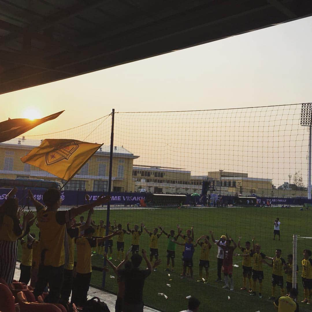 木暮郁哉さんのインスタグラム写真 - (木暮郁哉Instagram)「0-0 draw... Thanks for supporting us Ultras🇰🇭🇰🇭 10分だけの出場でしたがやっぱり公式戦の緊張感の中でプレーできることは最高に楽しい！ まだまだこのチームはできる！ #soltiloangkorfc#カンボジア#シェムリアップ#fUMIYAは新しい#Fだけ小文字#逆にかっこいい説#次はホーム開幕#31日#是非スタジアムまで」3月17日 21時09分 - fumiya_kogure